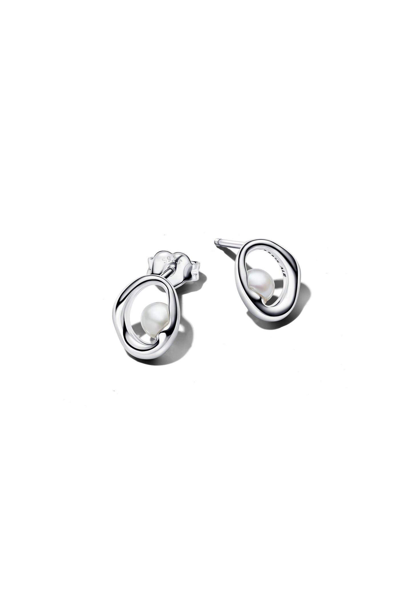 Boucles d'oreilles puces ovales en perles de culture d'eau douce traitées, de forme organique