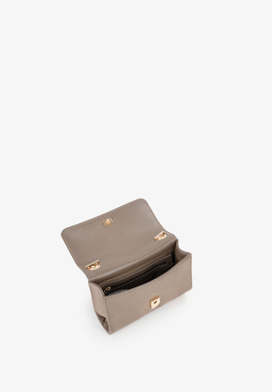 Sac bandoulière femme taupe chaîne dorée breloque V