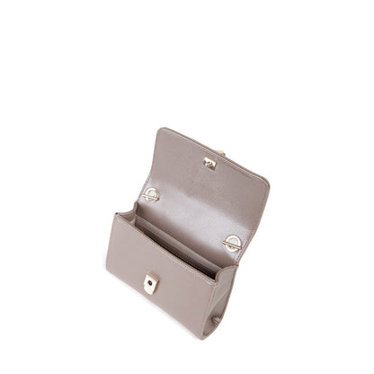 Sac femme taupe cuir grainé chaîne dorée pompon