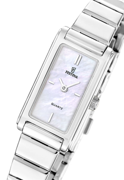 Montre pour femme. Avec un boîtier acier inoxydable