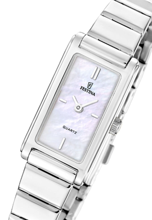Montre pour femme. Avec un boîtier acier inoxydable