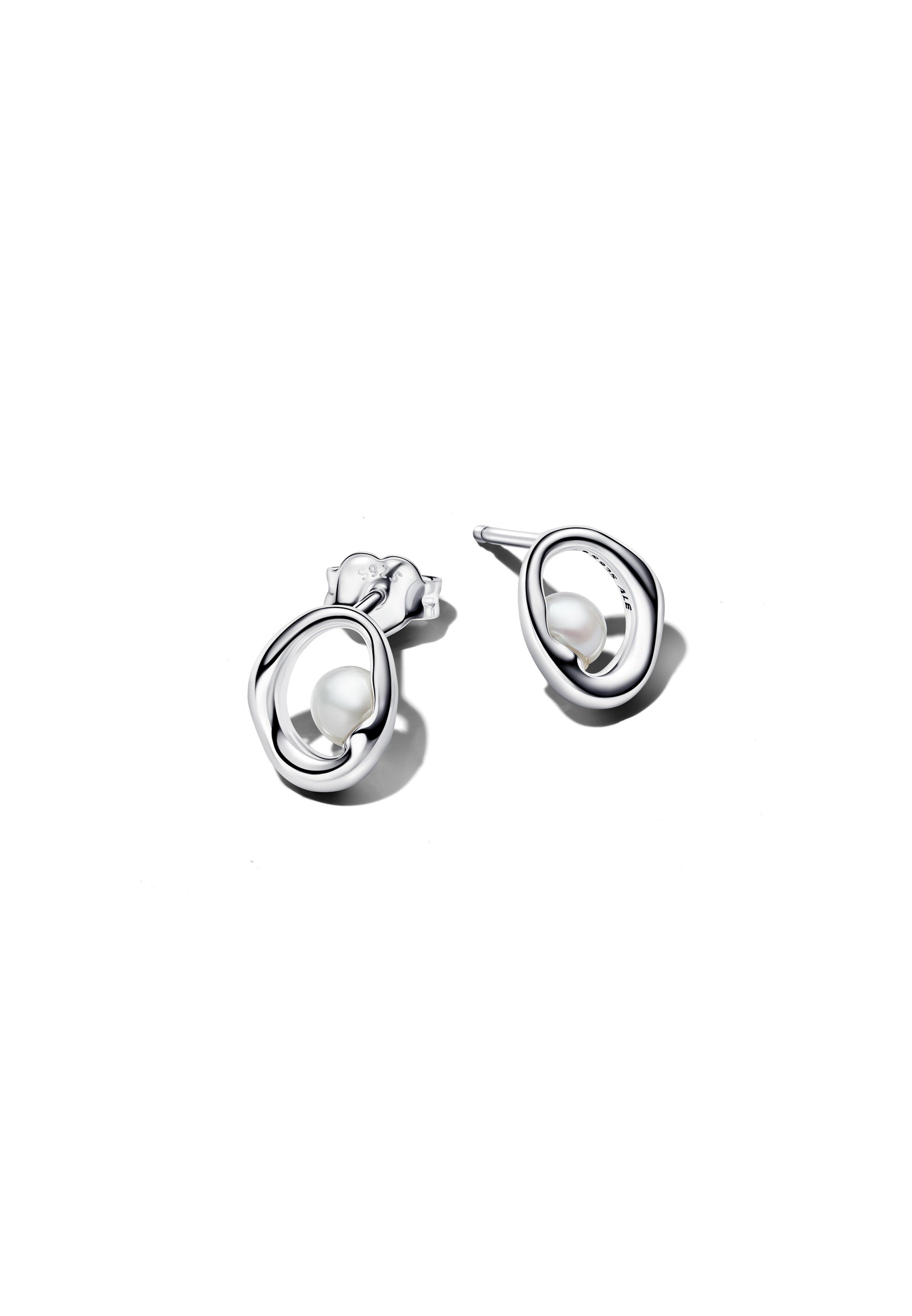 Boucles d'oreilles puces ovales en perles de culture d'eau douce traitées, de forme organique